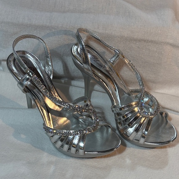 De Blossom Collection Shimmering Silver Heels Rhinestone Straps 3” spike NWT - Picture 1 of 10